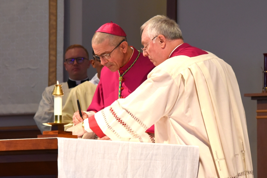 Bishop-elect Ruggieri signs the Oath of Fidelity.