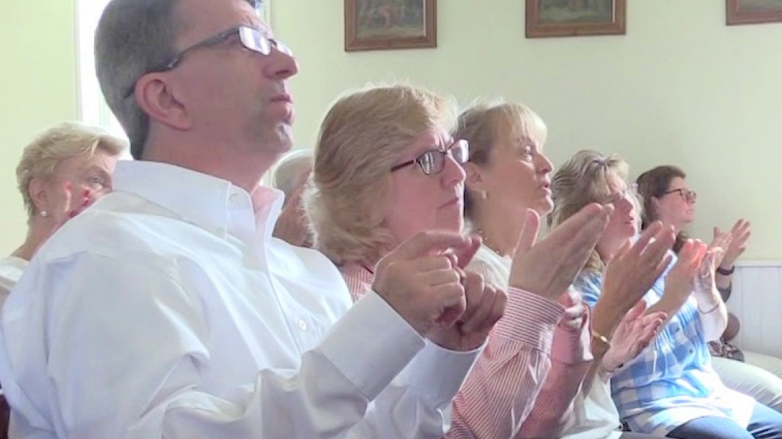 deaf congregants worshipping