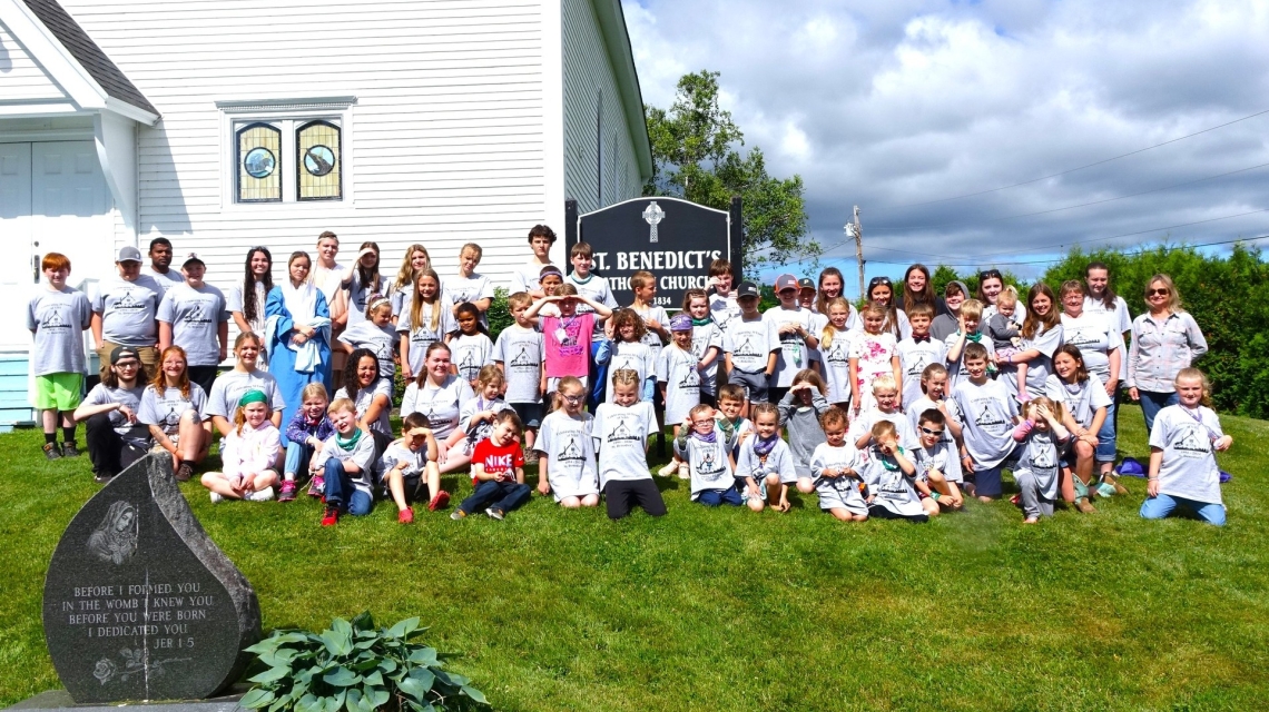 Children and volunteers participating in VBS in Benedicta.