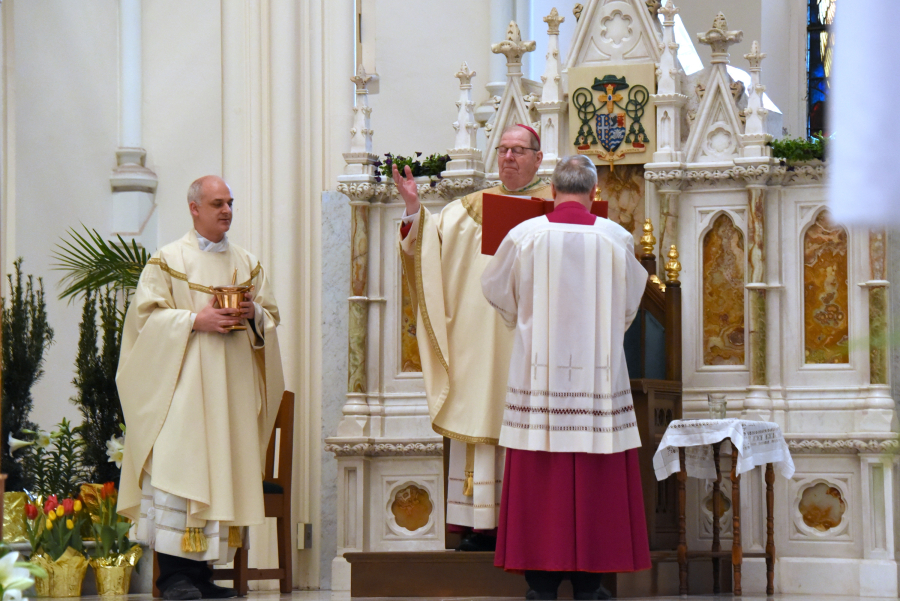 Bishop leads opening prayer
