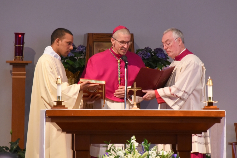 Bishop-elect Ruggieri takes the Oath of Fidelity.
