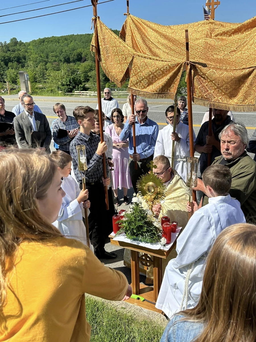 people praying in Corpus Christi procession outside