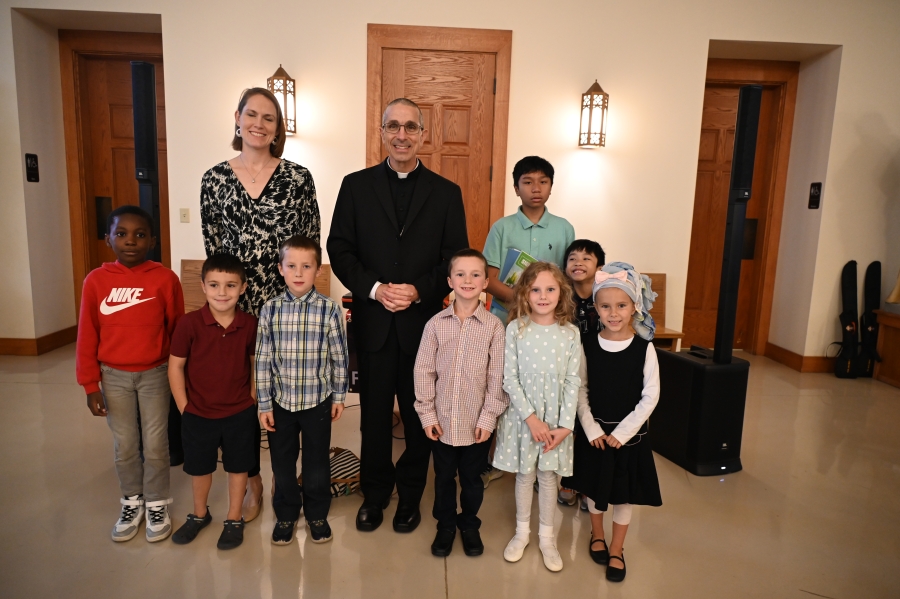 Bishop Ruggieri with children from the parish 