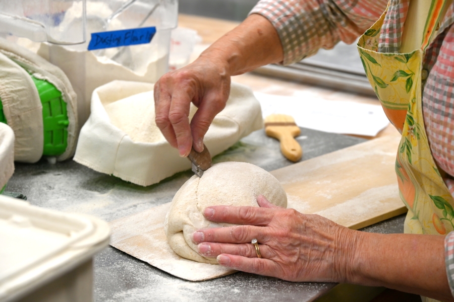 Scoring the bread