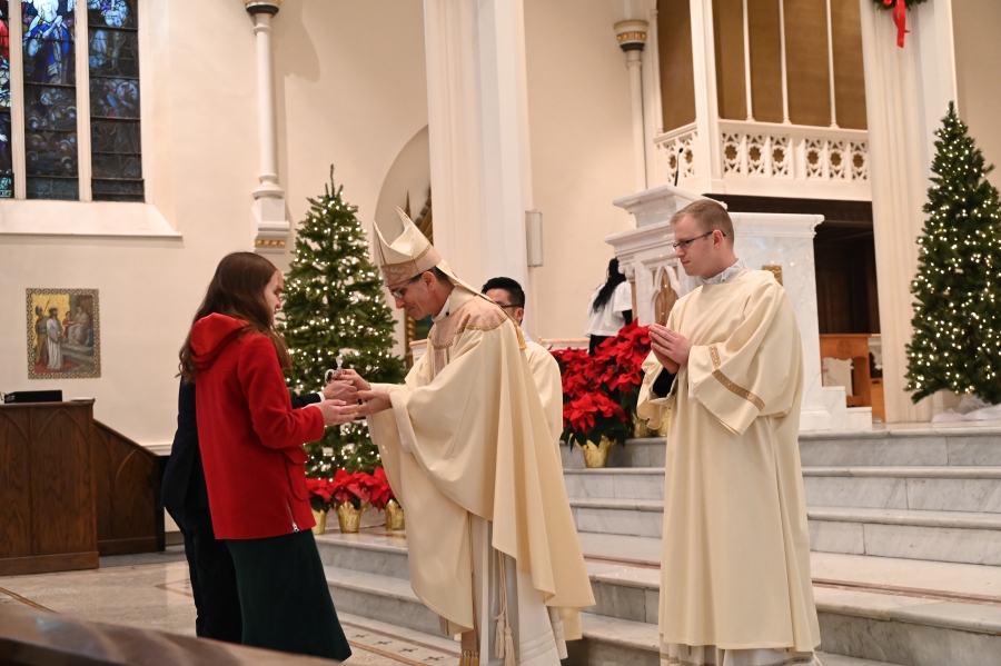 Priests receive the gifts