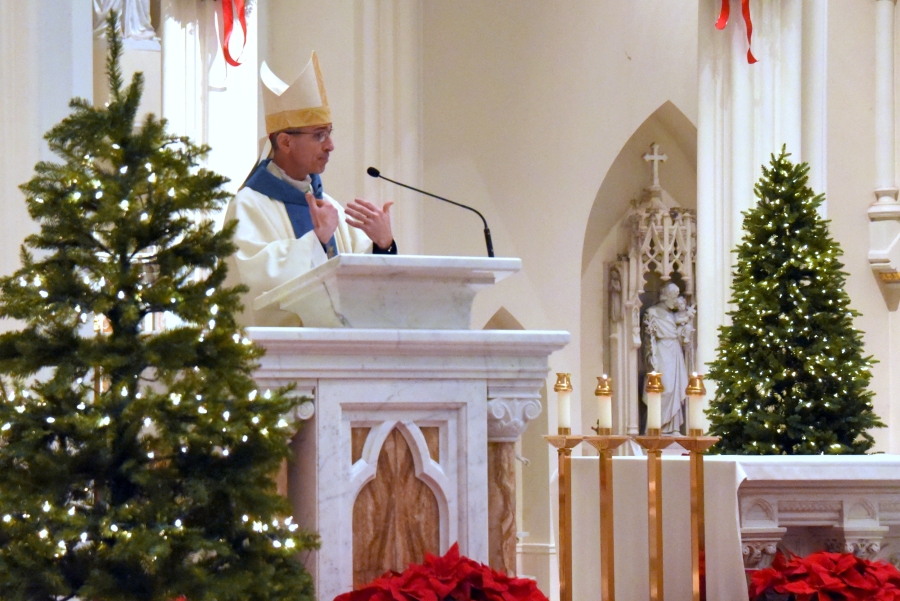 Bishop Ruggieri delivers his homily.