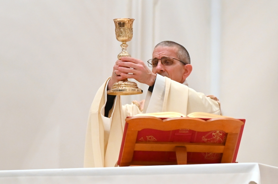 Bishop Ruggieri holds up the chalice.