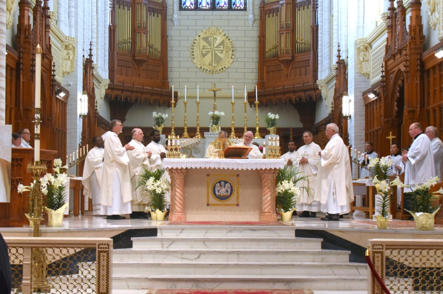 Bishop Ruggieri celebrates the Liturgy of the Eucharist
