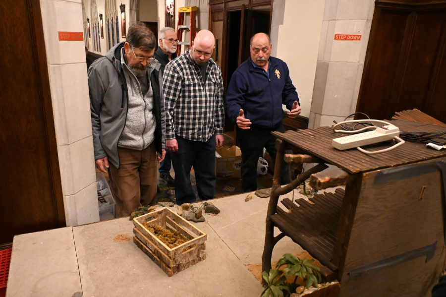 Two Knights begin working on the manger.