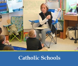 Ann Slonina reading to st udnets
