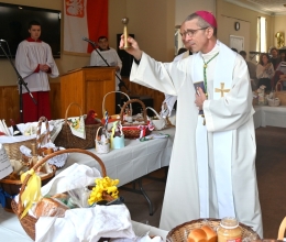 Bishop Ruggieri blesses Easter baskets.