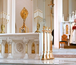 The Blessed Sacrament in the foreground with Bishop Ruggieri and Father Seamus Griesbach behind it.