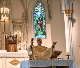 Bishop Ruggieri offers up the eucharist at mass