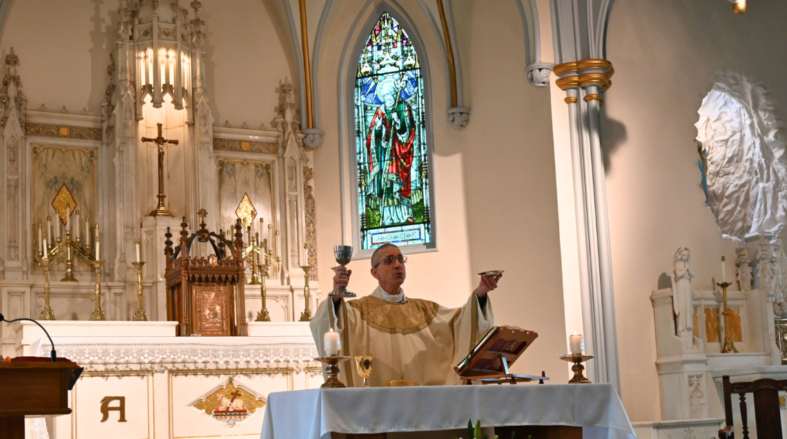 Bishop Ruggieri offers up the eucharist at mass
