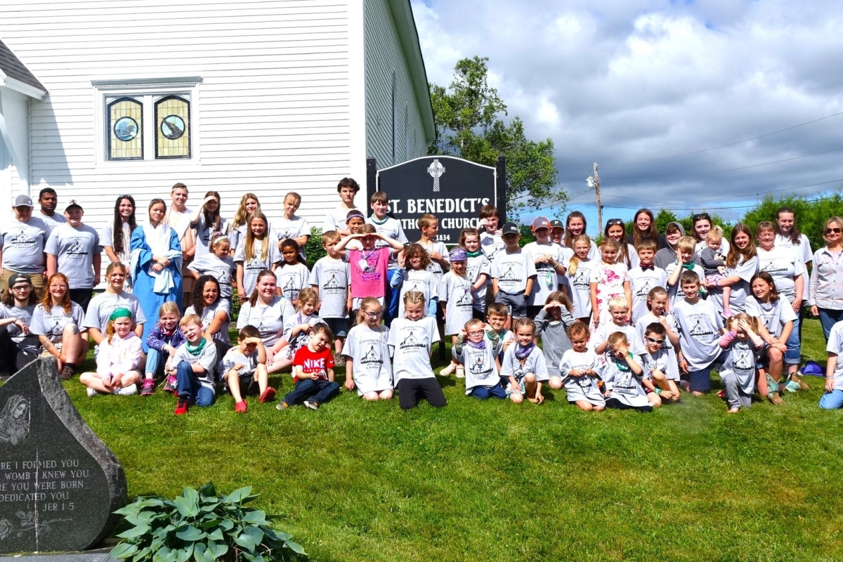 Children and volunteers participating in VBS in Benedicta.