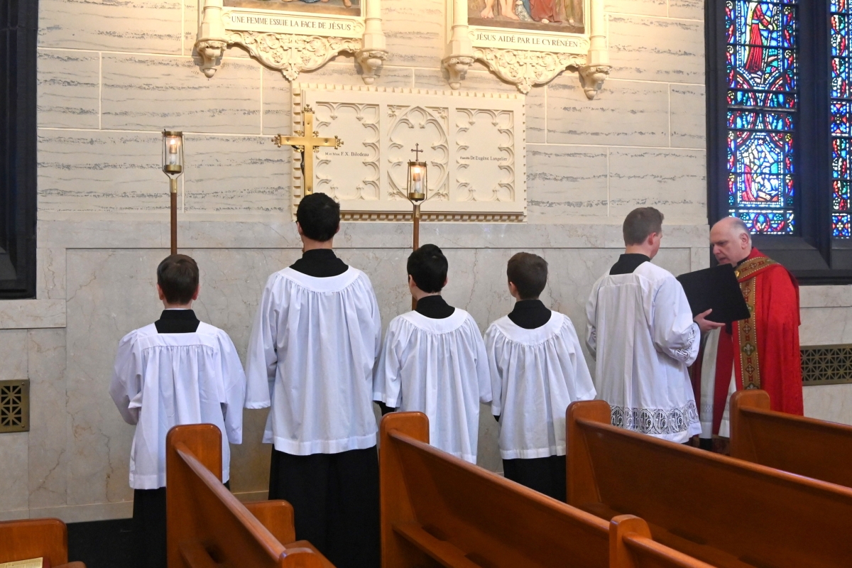 Altar servers and Father Daniel Greenleaf